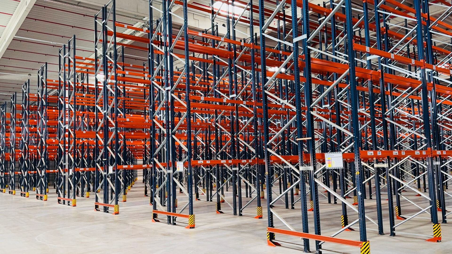 Depozit industrial cu rafturi metalice